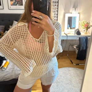 Stickad tröja med hål - Säljer denna fina hålvirkade toppen! Passar perfekt över en bikini som på bilden eller över ett linne eller klänning. Tog av lappen men sen har jag dessvärre aldrig använt den tyvärr. Den är otroligt fin och i nyskick! 💘🦋