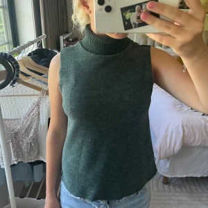 zara topp - jättefin grön topp från zara, köpt här på plick men använd 1 gång av mig. Fint skick och inga defekter💓