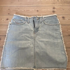 Jeanskjol - Snygg vintage jeanskjol från diesel utan fickor där bak. Står storlek 12 på lappen men skulle säga att den är som xs och liten i storleken🙌💕