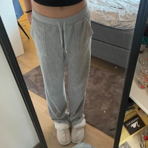 Juicy couture byxor! - Mysiga gråa juicy couture byxor! Köpta här på plick för längesen, därav är de använda och uttöjda så de passar M/liten L (jag har S därav är de för stora på mig), annars inga defekter