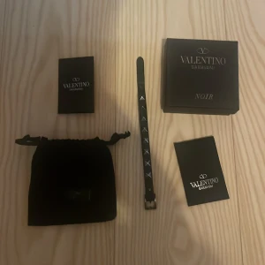 Valentino armband - Säljer detta assnygga valentino armband som är i väldigt bra skick och allt i bild medkommer, kom med bud!