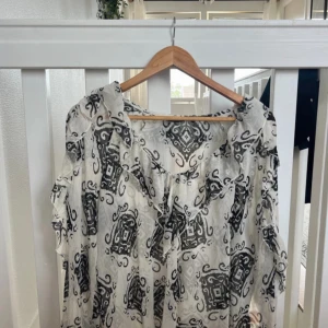 Zara blouse  - Säljs inte längre. Har knappt använt denna. Bra skick. 🩷