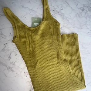 Stickad klänning - 🖤Olivgrön stickad klänning från hm  🖤Ny med prislapp 🖤Storlek S 🖤Väldigt stretchig  🖤Köparen står för frakten  🖤Inga returer 