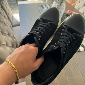 Lanvin - Tjo. Säljer dessa riktigt feta lanvins utan glans i väldigt bra skick! 💯 Kommer tyvärr inte med nån box utan bara skorna! Priset ej fast 👍storlek 43 / UK9