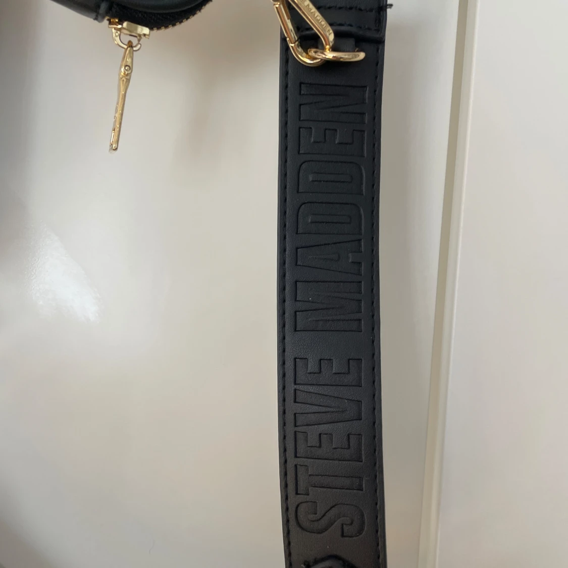 Steve Madden väska svart guld  - 92