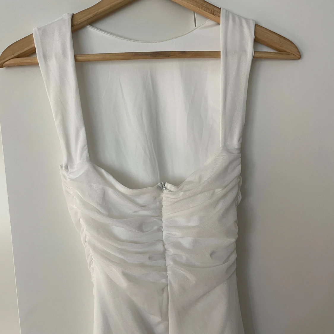 Vit klänning öppen rygg - 90