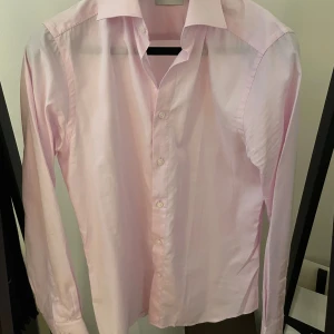 These glory days skjorta  - Tja säljer nu min skjorta som är i nyskick använd 1 gång som är i storlek S vid fler frågor eller funderingar kontakta mig 