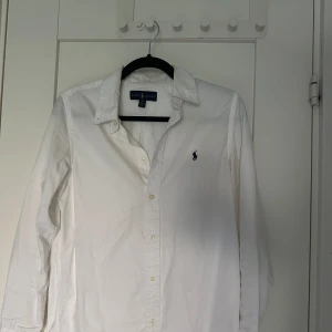 Vit skjorta  Ralph Lauren - tjena, säljer nu denna vita polo ralph lauren skjortan i strorlek 18 som motvarar xs. köpt för 1095kr och säljes för 450kr! Är i ett mycket bra skick och slimfit! hör gärna av dig vid frågor&bilder!🤝🏽