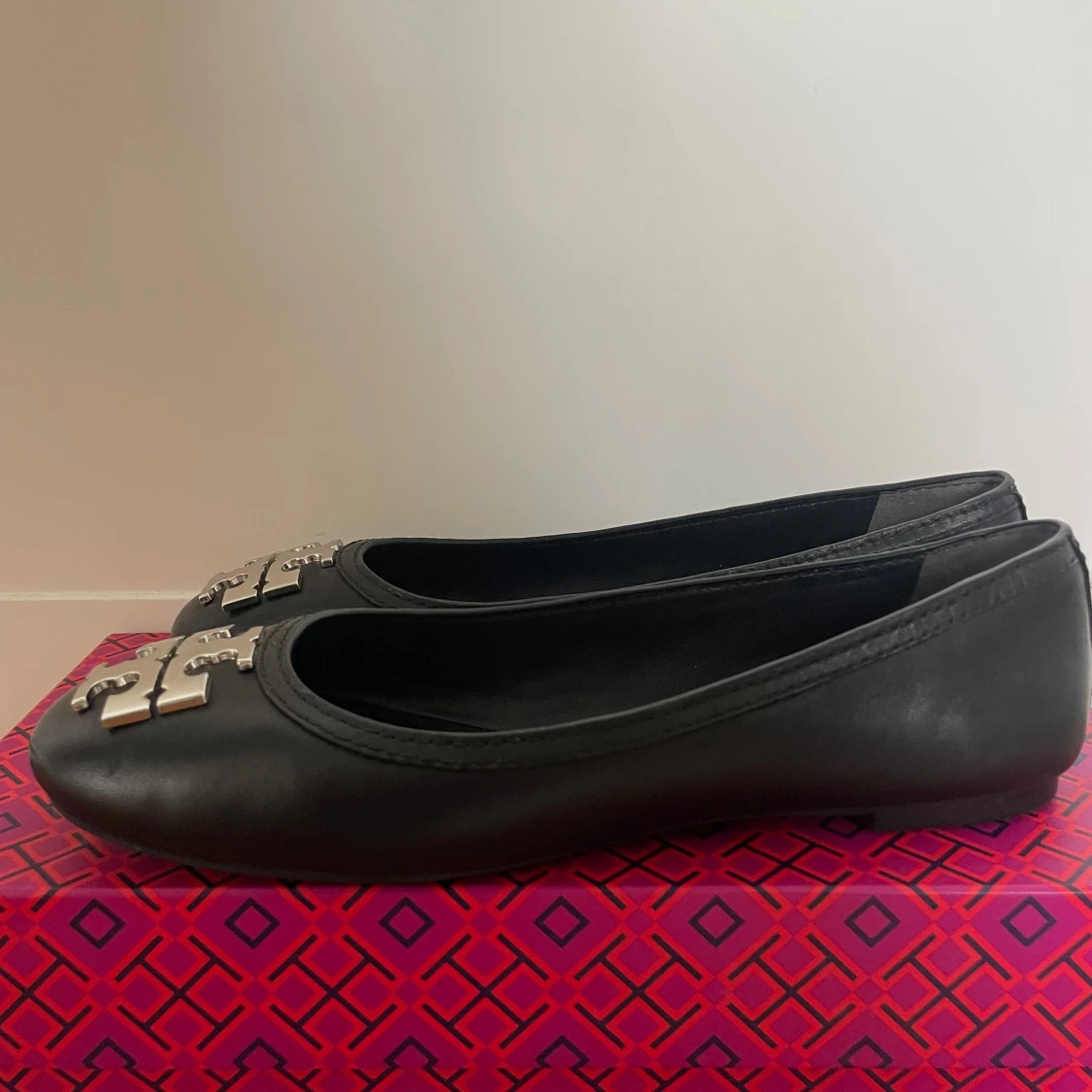 Svarta ballerinaskor med metallogo - 91