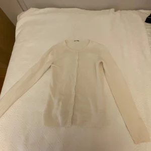 Stickad kofta - Denna vita stickad tröja säljer jag. Är i jätte bra form och skick🥰. Jätte bekväm och väldigt fin till hösten🍁 är i XS och gissar att den passar också S. Köpte för 380 kr. Pris kan vi diskutera🤍