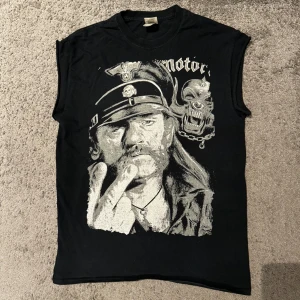 Motörhead Lemmy Linne - Motörhead / Lemmy Linne!⚡️  T-shirt med avklippta ärmar till ett Linne.🤘🏽 Size: Medium Skick: Bra Märke: GILDAN ”Heavy Cotton” Pris: 189kr Köparen står för eventuell frakt! /KB
