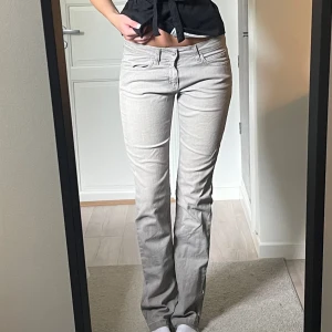 Lågmidjade jeans!! - Säljer dessa lågmidjade jeansen då de tyvärr inte kommer till användning! Jeansen har lite slitningar då jag försökt sy om dom vid benen. Inget som syns men kan behöva fixas! 🩶🩶🩶