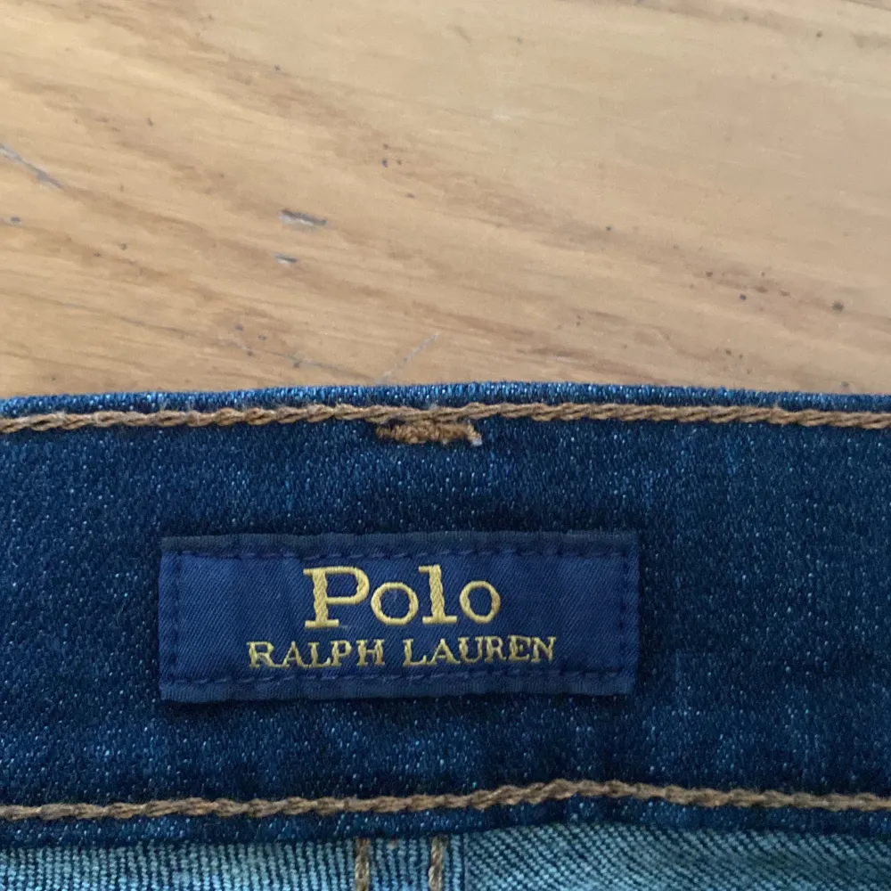 Säljer dessa feta Ralph lauren jeansen i 10/10 skick. Storlek 26 passar dig som är 152 till 165 ungefär. Skriv om ni har några förslag eller funderingar👖pris kan diskuteras!. Jeans & Byxor.