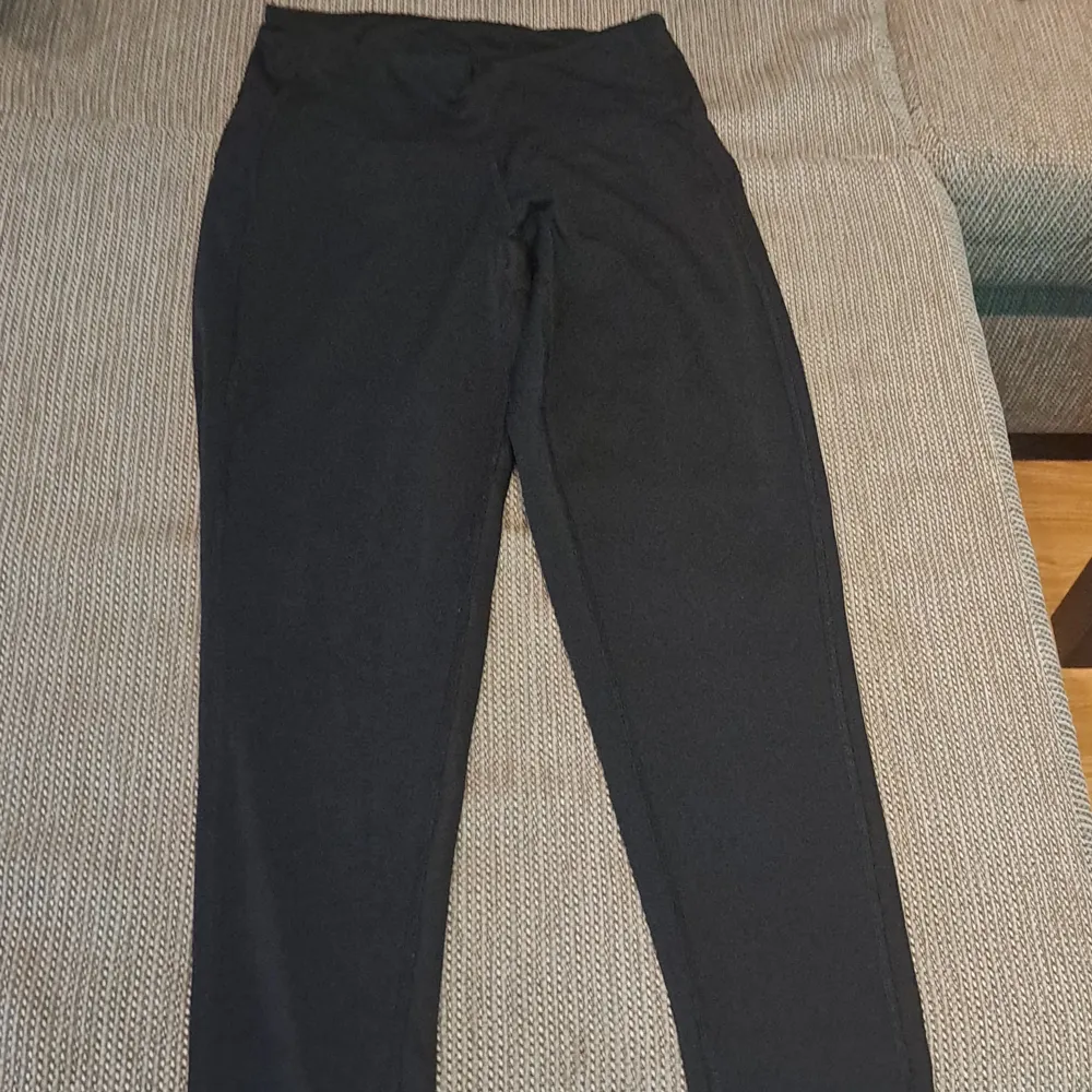 Säljer ett par svarta leggings i bra skick. De är högmidjade och har en tight passform. Perfekta för både träning och vardagsbruk. Materialet är stretchigt och bekvämt, vilket gör dem idealiska för alla typer av aktiviteter. Passar bra till både sneakers och stövlar. oanvänd. . Jeans & Byxor.