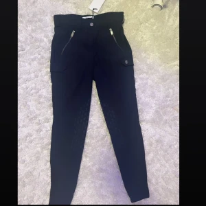 Marinblåa halvskodda ridbyxor från ps of Sweden säljes ✨☺️ - Marinblåa halvskodda ridbyxor från ps of Sweden säljes i storlek 38. Dem är helt oanvända o har prislappen kvar på😇. Nypris: 1599 kr. Mitt pris: 850 kr✨✨