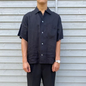 Svart skjorta  - Svart kortärmad linne skjorta ifrån Arket. Är nog aldrig använd, väldigt bra skick! Pris kan diskuteras vid snabb affär! Hör av dig vid funderingar!