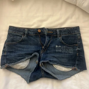 lågmidjade shorts - jätte jätte snygga shorts verkligen!! inte använda en ända gång, lite ojämt i tyget där bak men inget som jag tänkte på ❤️‍🔥❤️‍🔥