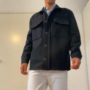 Overshirt köpt från zara för runt 1000krz jätte tjockt material och bra kvalité, lätt en av det bästa jag har. Passar till mycket kläder och jätte stilig. Storleken är runt M även om det står S. Säljs eftersom den inte används. Skriv för mer info! 😁