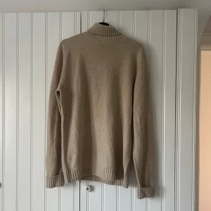 Kashmir polo - Kollar intresset på denna Kashmir tröja från davida. Tröjan kostar strax över 3000kr i ny pris och är gjord i 100% Kashmir. Knappt använd och i fint skick. 