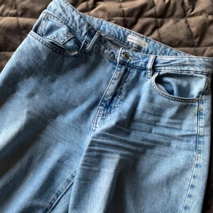 Ljusblå jeans med hög midja - Säljer ett par ljusblå jeans med hög midja. De är i en straight fit. andra bilden är lånad från Gina Tricots hemsida! 