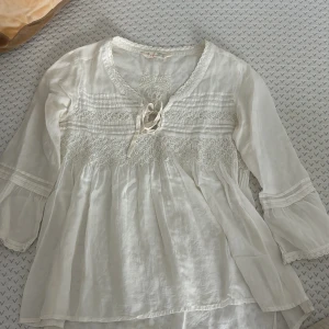 Odd molly blus - En vit och fin odd molly blus som är i storleken 0 (s), den har några få defekter men därför säljer jag den för mycket billigt pris.💕