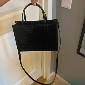 Väska  - Väska från hm. Aldrig använd men super fin! Nypris:200 säljer för 80❤️ Kontakta mig vid intresse och för fler bilder!