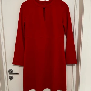 Oanvänd klänning! - Säljer en klänning eftersom den inte kommer till användning. Väldigt stretchigt tyg och av kvalitet, pris går att diskutera 💗