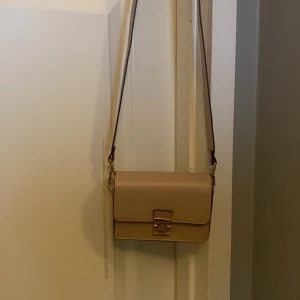 Väska - Jättesöt liten rosa väska med svarta och guld detaljer! Kontakta mig vid intresse 😍