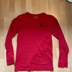Jordan tröja  - En långärmad tröja från Jordan, den är skön och snygg med en svart Jordan logga på bröstet. Den är storlek 163-175 men passar XS o S. Den är använd och har ok skick, tyget är lite tunt. Priset kan diskuteras.