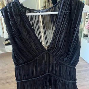 Zara fest topp - Super fin festlig topp/blusfrån zara som aldrig är använd.