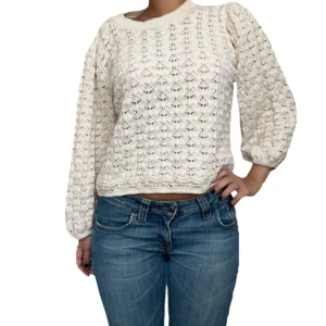 Vit stickad tröja med puffärmar - Dösöt vit stickad tröja med puffärmar😍Nyskick🤍