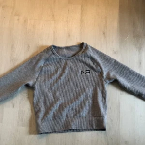 En jättebra träning tröja - Den är i storlek S den är dock ganska lite i storleken den är för en kortare person. Jag är 176 typ. Men den är bekväm. Har använt två till tre gånger.