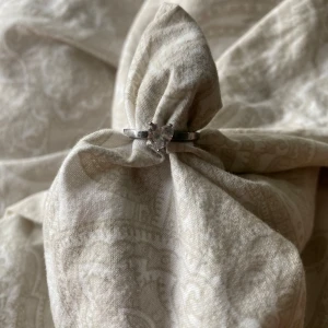 Silvriga ringar - Säljer antingen ringarna separata då ena ringen på första bilden kostar 150kr och andra ringen 100kr men köps de tillsammans så kan man få dom för 200 kr. Ringen på första bilden är ifrån edblads och andra vet jag inte men är i rostfritt stål