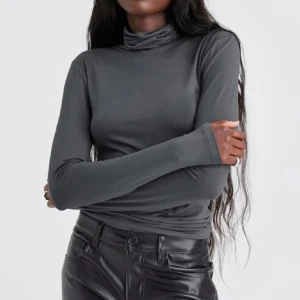 Grå polotröja - En stilren och bekväm grå polotröja med långa ärmarr från bikbok. använd ett fåtal gåbger💕