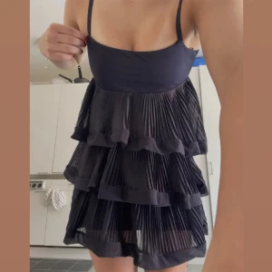 Volangklänning - En så otroligt snygg volangklänning från H&M i storlek S! Har aldrig använt den då jag känner att den är lite lite kort på mig🙈 älskar den så så mycket! Den är marinblå 💙