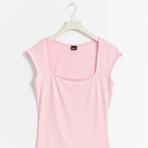 Gina tricot topp - Fin topp från Gina🥰 inga defekter och använd bara 2 ggr ungefär