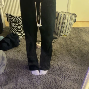 Roxy linnebyxor  - Säljer mina svarta Roxy linnebyxor 🥰De kom inte till andvändning så därför säljer jag de😜skriv bara till mig om man vill ha mer bilder💗