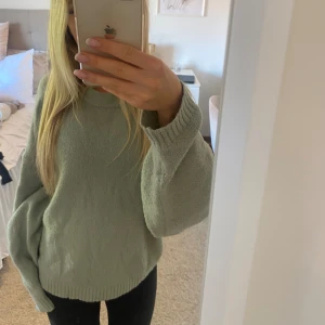 Grön stickad  tröja - Finaste tröjan 💘  skriv om du har några funderingar eller är intresserad av att köpa🫶 säljer billigt då jag måste göra mig av med massa kläder