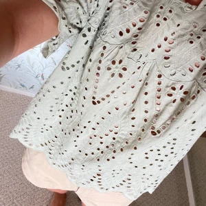 Grön broderiblus - Säljer denna så fina broderi blus!! Finaste pastellgröna färgen!!!