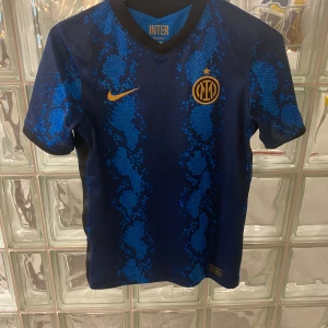 Inter tröja  - Säljs för är för liten/ pris kan diskuteras vid snabb 
