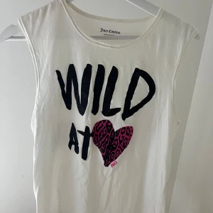 Juicy Cotoure topp - Jätteskön Juicy Cotoure topp köpt för flera år sedan men som fortfarande är i superfint skick! Det ända är att den har en lite fläck (se bild 3), men det går säkert att tvätta bort. 