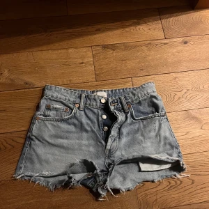 Zara jeansshorts - Säljer dom höra jeansshortsen från Zara💕 köpta för ca två år sedan men andvänds fåtal gånger💕 säljer pågrund av att dom är för små🙌