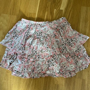 Supersöt kjol från zara! - Jag säljer denna supersöta kjol från zara då den inte kommer kommer till användning eftersom den tyvärr kom i fel storlek. Den är i fint skick, har en dragkedja på sidan och har shorts på insidan!💗💗💗