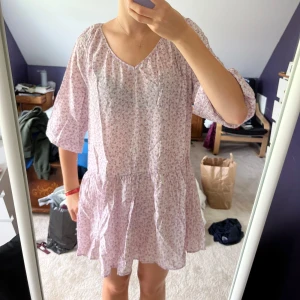 Blommig klänning <3 - Super söt ljuslila blommig klänning 💕ifrån hm, i fint skick!! tre kvarts ärmar🙌 Använd gärna köp nu 💌
