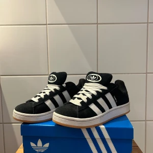 Adidas campus 00s - Säljer mina adidas campus 00s då de inte kommer till användning. Använda max 6 ggr. Storlek 38, svarta snören medföljer. Skriv för frågor