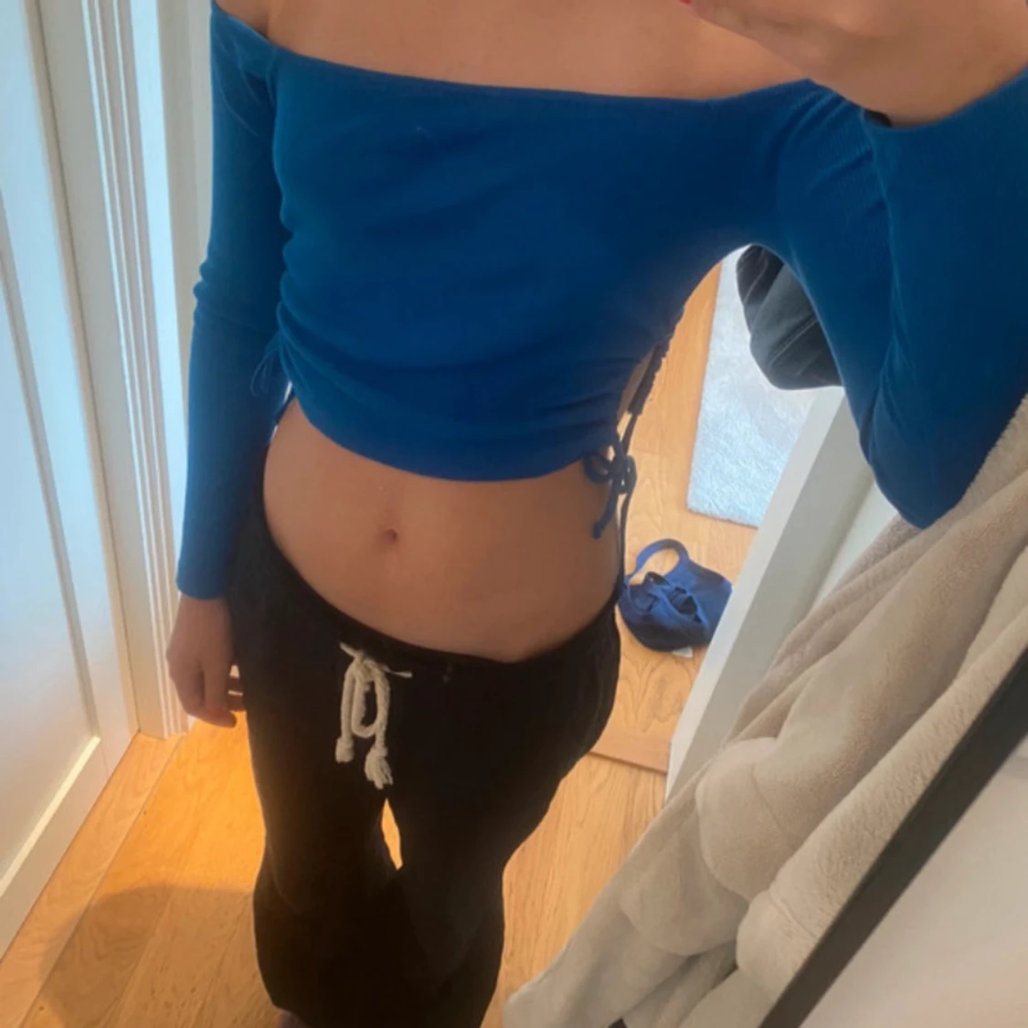 Blå off-shoulder topp med knytning