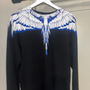 Marcelo burlon  - Säljer nu min Marcelo burlon tröja med ett väldigt bra skick pågrund av att den blivit för stor. Hör av dig vid intresse!