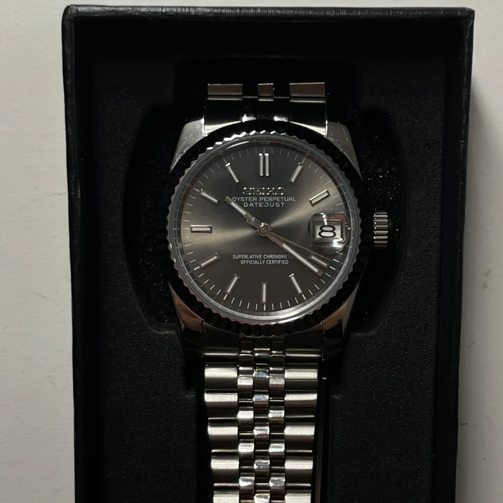 Säljer nu denna feta SEIKO ”Grey Datejust” MOD. 36mm. HELT NY. Vattentät. Stainless steel. Pris går att diskutera vid snabb affär.. Accessoarer.