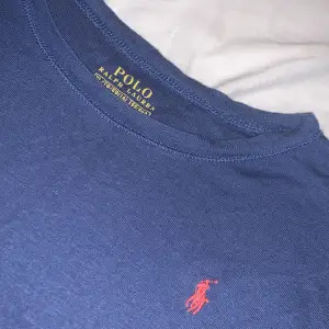 Fin blå ralph lauren tröja , inköpt för några år sedan men har knappt kommit till användning . Har max använt den 3 gånger. Ingen aning om nypris så därav priset men kan absolut tänka mig gå ner i pris om snabb affär