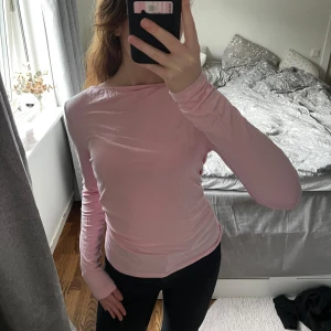 topp - långärmad rosa topp med boatneck och stretchigt material. aldrig använd!☺️